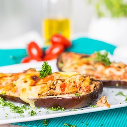 <span>Stuffed aubergine with vine tomatoes from the oven</span><i>→</i>